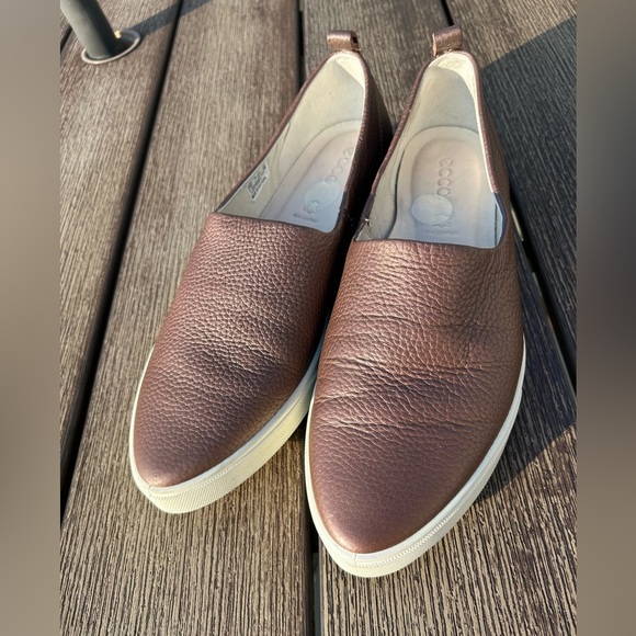 Ecco Shoes - Ecco Women's Gillian Deep Taupe/Bronze Pebbled Leather Slip-On Flats    Size 11
